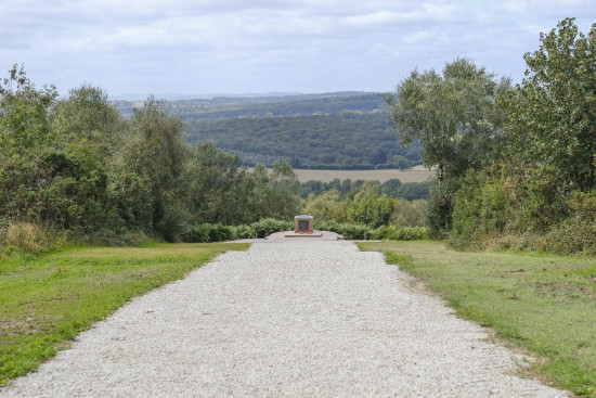 Chemins près de la stèle des Royal Hussars